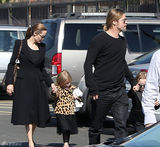 组图：朱莉皮特带子女度情人节 儿子酷似小霸王