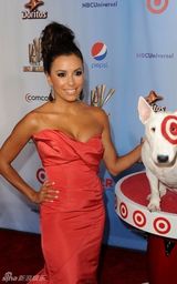 组图：伊娃-朗格利亚低胸礼服亮相 展露好身材