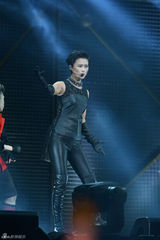 组图：李宇春上海开唱遭男舞者抱 父母首度现身