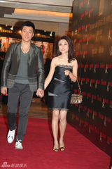 幻灯图：佟大为深情款款 帅气亮相美妆大典