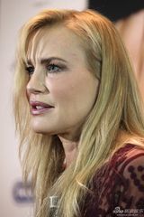 组图：《梦想》主创拍写真 女星黑丝美腿抢镜