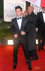 高清组图：《暮光之城》男星泰勒-洛特雨中耍帅