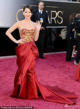 组图：群星闪耀红毯 暮光女拄拐海瑟薇优雅