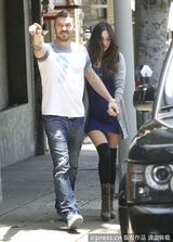 组图：梅根挺大肚性感依旧 老公怒斥狗仔偷拍