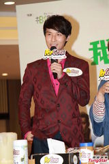 组图：严爵白安办签唱会 闻AV阿信裸照愕然