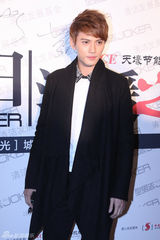 组图：徐正曦黑白精装助力慈善 化身帅气助拍天使