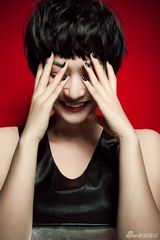 组图：阎娜明艳红唇大片曝光 诠释热辣诱惑