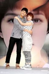 幻灯：郭采洁与杨佑宁有吻戏 笑言：男歌迷别介意 