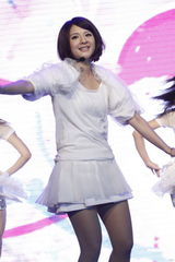 组图：郭静摆桃花阵玩招亲 获赠天后级专属麦克