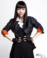 组图：吴莫愁再登封面成时尚新宠 展魅惑笑容