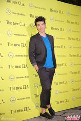 组图：锦荣西装帅气亮相 假装听不懂蔡依林