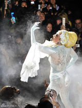 高清图：Lady Gaga日本演唱会 与肌肉男缠绵悱恻