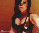 组图：人妻赴比伯新居缠绵晒床照搔首弄姿