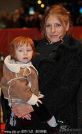 幻灯图集：《谜团》首映 女导演抱宝宝亮相
