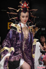 高清组图：洪棠扮布袋戏主角 爆乳装露E奶吸睛