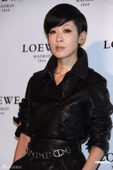 组图：贺军翔帅气亮相活动 Ella担心婚礼哭花妆