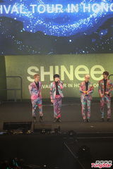 组图：韩国组合SHINee花衫开唱 台上劲歌热舞