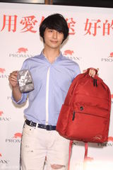 组图：严爵赠千万大礼为母庆生 另一半要孝顺