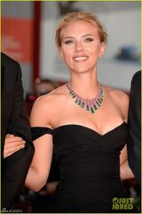 组图：斯嘉丽约翰逊爆乳亮相 胸部疑淤青