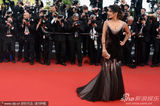 组图：海耶克戛纳携夫走秀 深V黑裙大秀傲人双峰