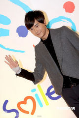 幻灯图集：王菲再现招牌烟熏妆 刘嘉玲黄色唐装雷人