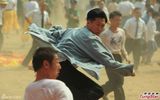 组图：黄秋生徒手断木桩 曾志伟再现狮王雄风