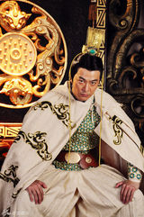 组图：于毅加盟《王的女人》 手制华服彰显霸气