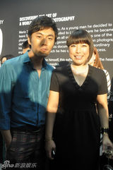 组图：秦昊受邀活动赶场忙 短裤潮搭引关注