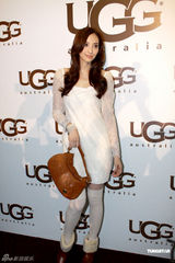 组图：吴佩慈上海捞金 清新造型亮相