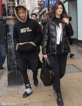 赛琳娜透视裙约14岁史密斯吃饭 被拍忙遮脸(图)