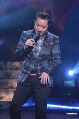 组图：《劲歌金曲》录影 阿娇(钟欣桐)出席郑欣宜落泪