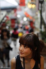 组图：邓家佳台湾写真 再现神隐少女穿梭童话世界