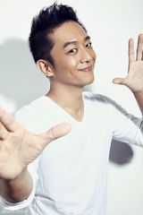 组图：陈昭荣熟男大片曝光 硬汉也走俏皮风