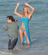 组图：超模艾琳-希瑟顿着比基尼水中摆性感Pose