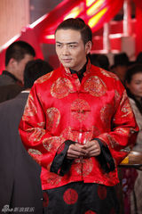 组图：杨烁《决战燕子门》曝结婚剧照 英雄救美