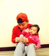 组图：贾乃亮与女儿私照曝光 帅爸萌娃超有爱