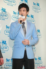 组图：王力宏西装亮相代言阳光俊朗