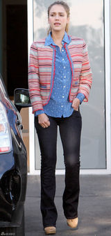 组图：杰西卡-阿尔芭素颜现身条纹外套搭牛仔裤