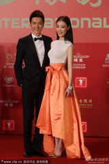 组图：冯绍峰倪妮情侣档现身 羞涩接吻