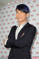 组图：陶喆黑色西服帅气亮相 现场不会写中文