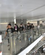 组图：周杰伦潘玮柏同机抵达拼人气