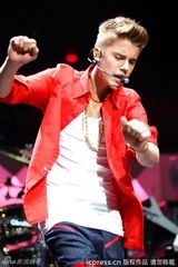 组图：比伯献唱动感十足 斯威夫特激情跪地野性十足