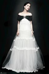 组图：黄圣依抱病拍写真 深V长裙秀性感