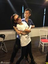 组图：张柏芝戴墨镜练舞遭曝光 舞风刚劲帅气