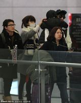 组图：张亮全家现身机场 天天被粉丝吓哭