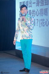 组图：周杰伦带病宣传巡演 花西服帅气抢镜