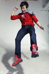 幻灯图：邓超登封面 阳光帅气挥舞春日动感