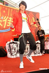 幻灯图：大嘴巴成员拜月老求姻缘 40宗华当众献吻