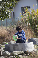 组图：《爸爸》萌娃当家照顾宝宝 kimi意外落水