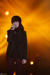 组图：周笔畅睡衣扮猫女 邓紫棋自弹自唱